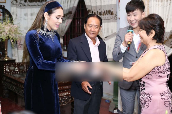 Lâm Khánh Chi diện áo dài nhung xanh dịu dàng, tất bật chuẩn bị cho hôn lễ ngày mai